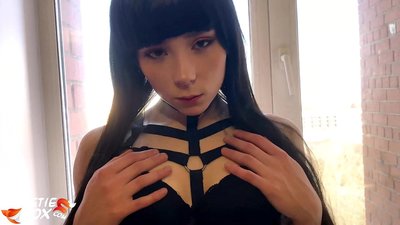 Sexy bruneta hluboce a citlivě kouří šuká za peníze